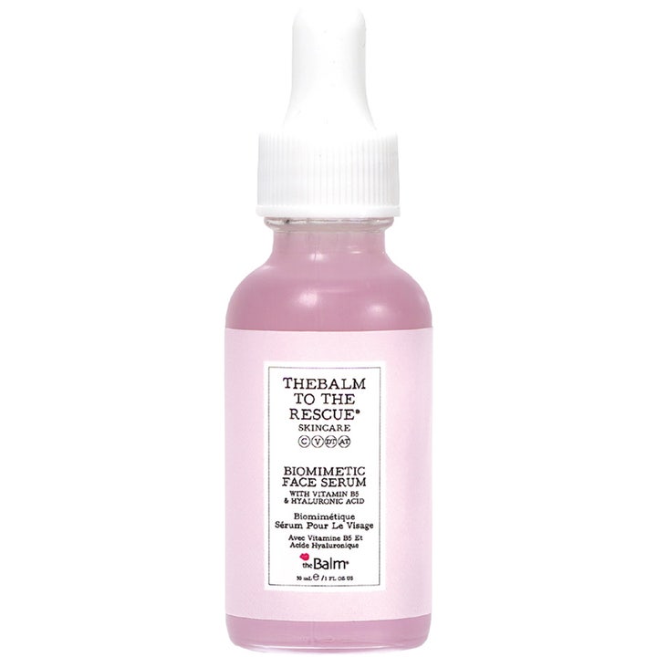 theBalm To The Rescue Biomimetic Face Serum 30 ml återfuktande ansiktsserum med hyaluronsyra i glasflaska med vit pipett