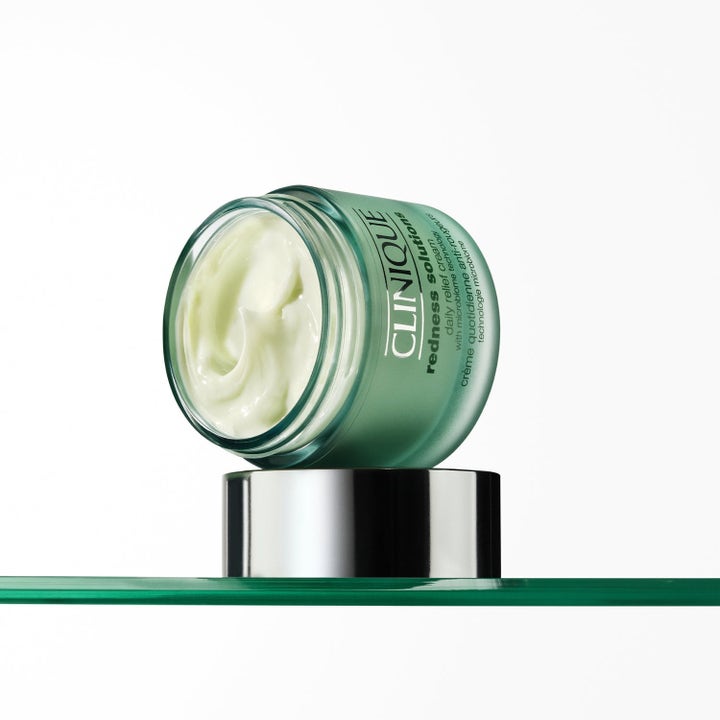 Clinique Lugnande Trio 190 ml lugnande ansiktskräm med krämig textur i en grön glasburk med silverlock