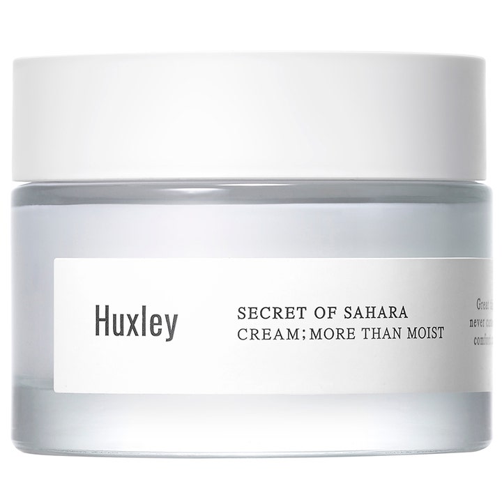 Huxley Secret of Sahara Cream More Than Moist fuktgivande ansiktskräm i en frostad glasburk med vitt lock.