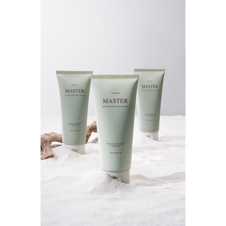 Mixsoon Master Gentle Recipe Foam Cleanser 150 ml mild rengöring i gröna tuber på vit sand med trädetalj