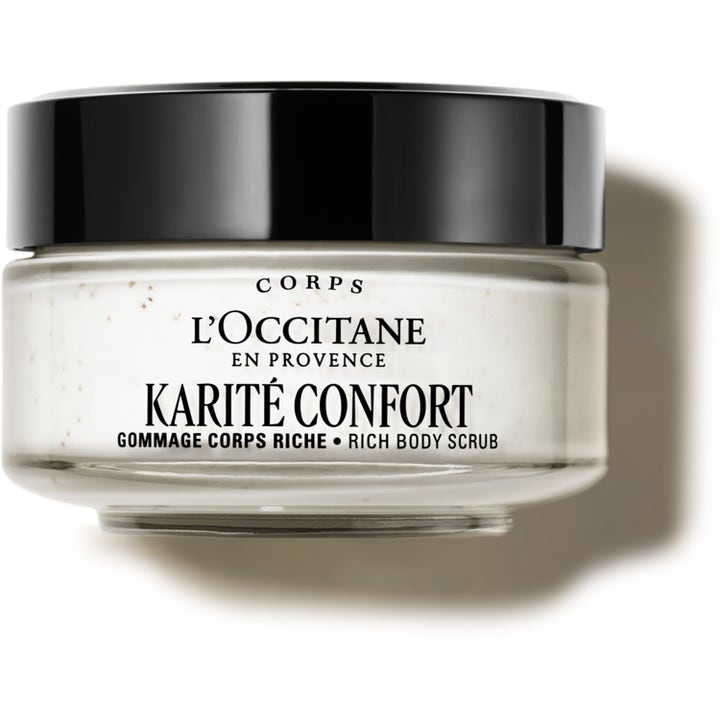 L'Occitane Shea Ultra Rich Body Scrub exfolierande kroppsskrubb i glasburk med svart lock och krämig textur.