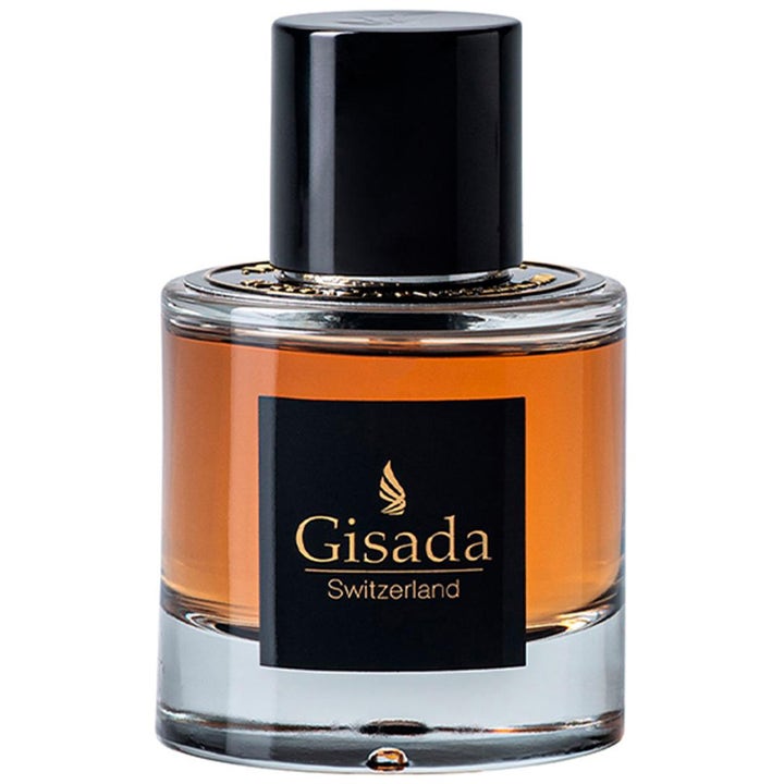 Gisada Ambassador Men Eau de Parfum 50 ml herrparfym i en elegant glasflaska med bärnstensfärgad vätska och svart kork