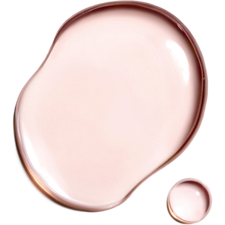 Clarins Super Restorative Treatment Essence 200 ml antiaging ansiktsessens med en lätt ljusrosa flytande textur