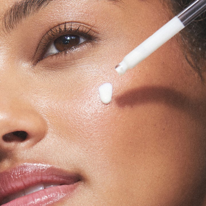 KORA Organics Silky Sun Drops 30 ml mineral serum ekologisk solkräm spf 30 appliceras med pipett på huden.