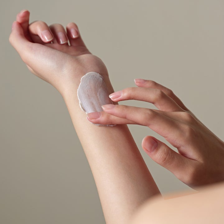 Dr. Ceuracle Vegan Aquarizing Hand Cream 50 ml närande handkräm med krämig textur som smörjs in på huden.