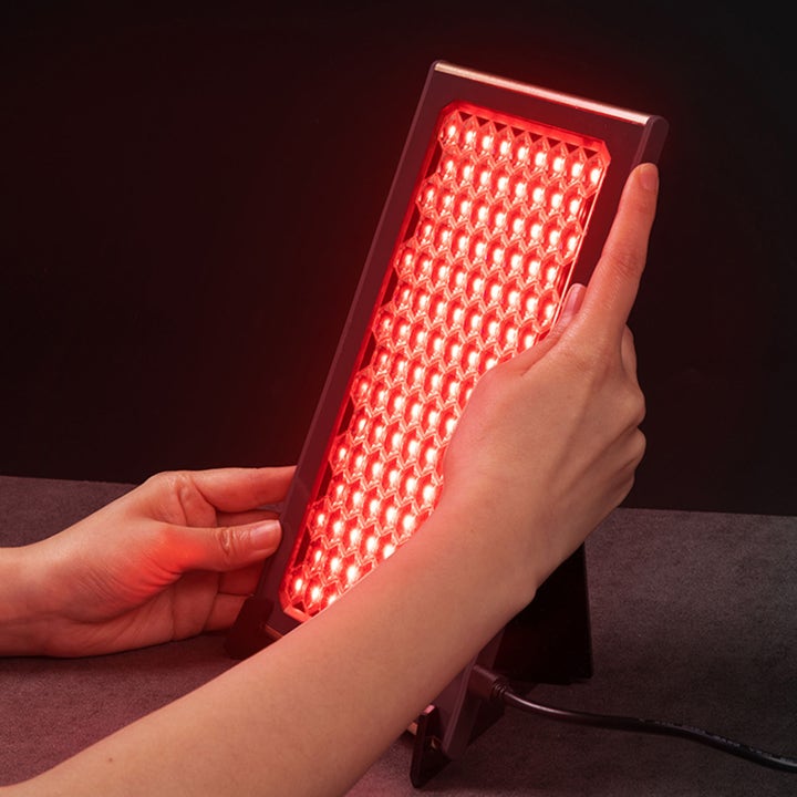 FAQ Swiss FAQ™ Led Panel 1 st ljusbehandling för hudvård som hålls i händerna med rött LED-ljus