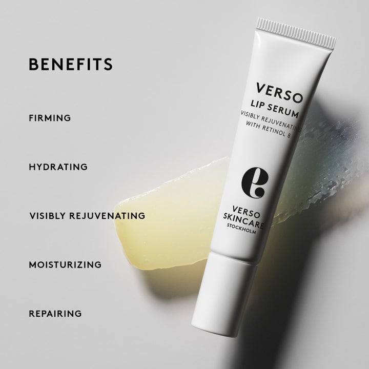 Verso N°9 Lip Serum 15 ml återfuktande läppserum med Retinol 8 intill en klick krämig ljusgul geltextur.