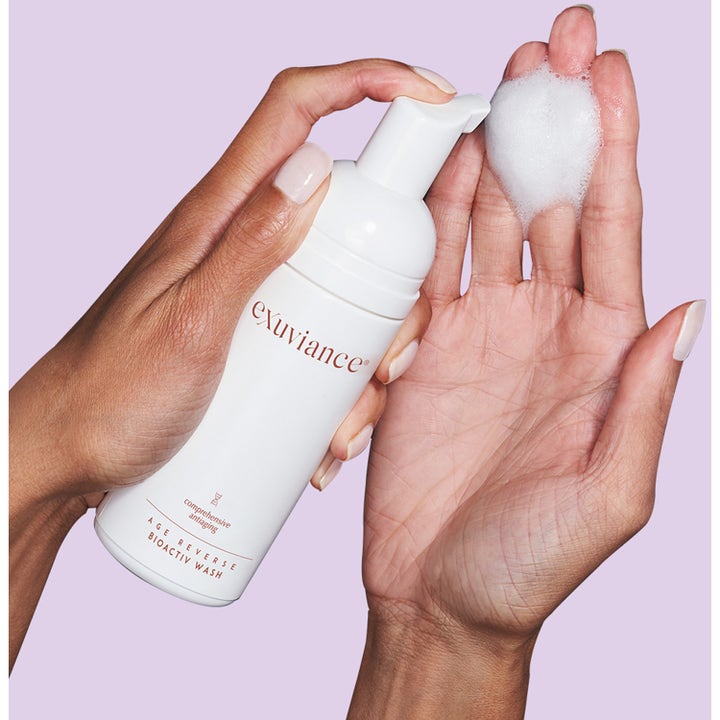 Exuviance Age Reverse BioActiv Wash 125 ml antiaging ansiktstvätt i vit pumpflaska som ger ett fylligt vitt skum.