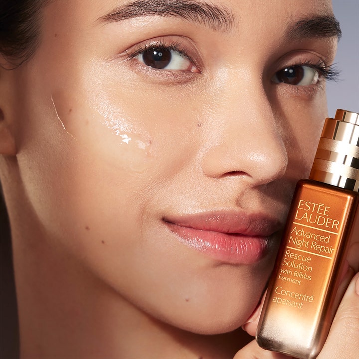 Estée Lauder Advanced Night Repair Rescue Solution 20 ml intensivt nattserum mot rodnad med synlig textur på huden