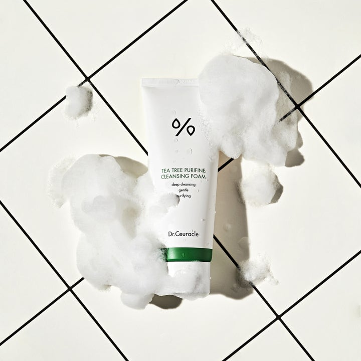 Dr. Ceuracle Tea Tree Purifine Cleansing Foam 150 ml antibakteriell ansiktsrengöring i vit tub med fluffigt skum.