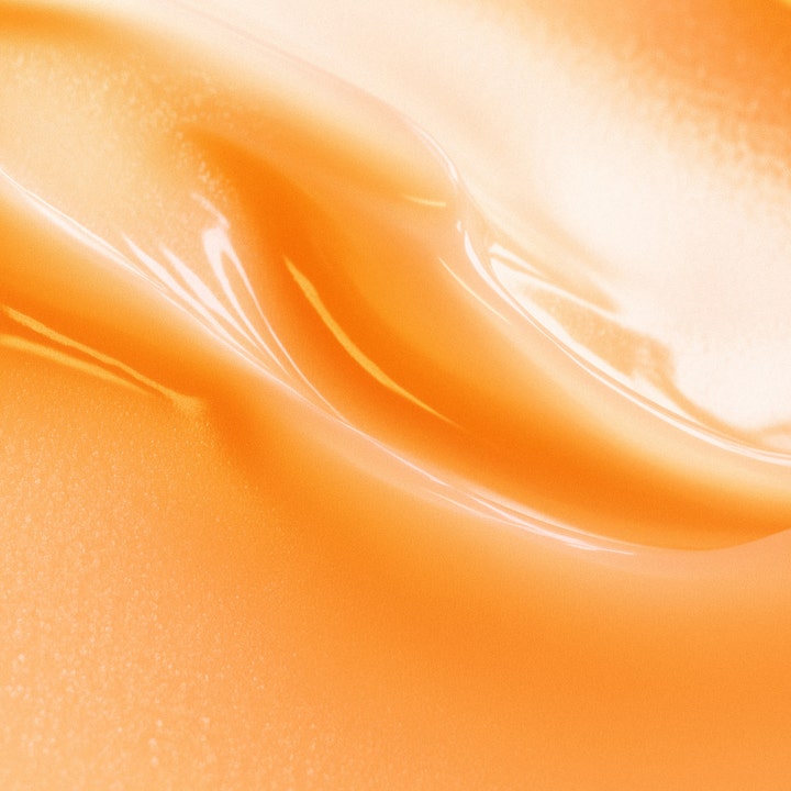 Biotherm Aquasource Vitamin Glow Gel 30 ml lystergivande dagkräm med en mjuk orange geltextur i närbild.