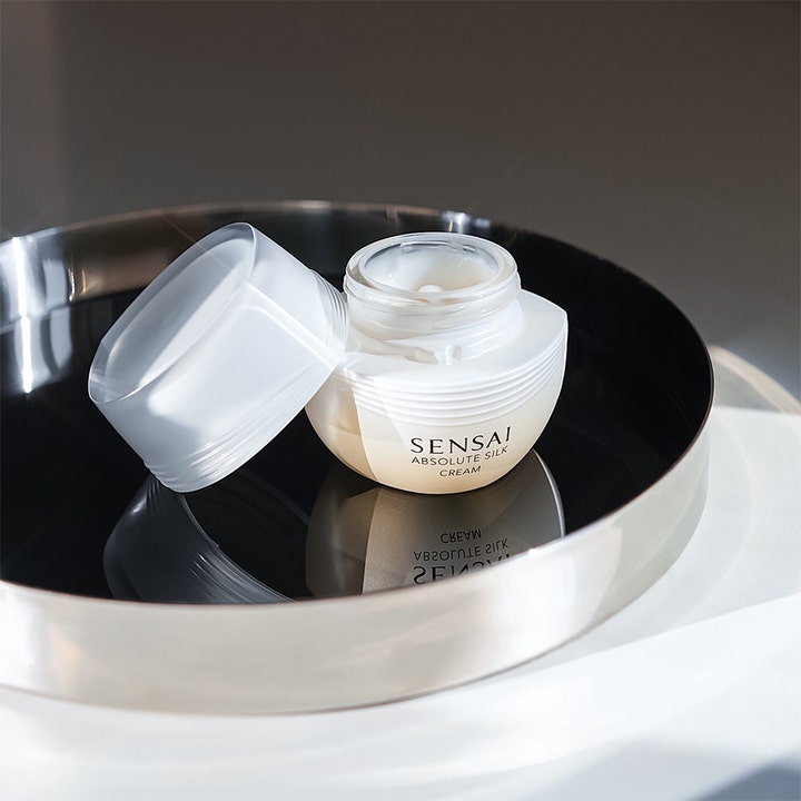 Sensai Absolute Silk Cream 40 ml fuktgivande ansiktskräm som ger lyster i lyxig glasburk på silverbricka
