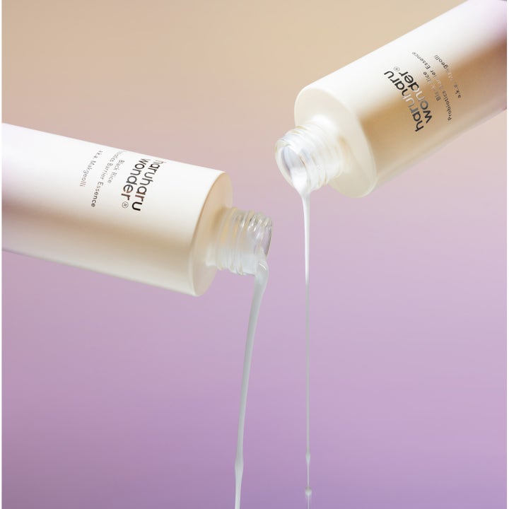 haruharu wonder Black Rice Probiotics Barrier Essence 120 ml stärkande essence med vit mjölkig textur som hälls ut