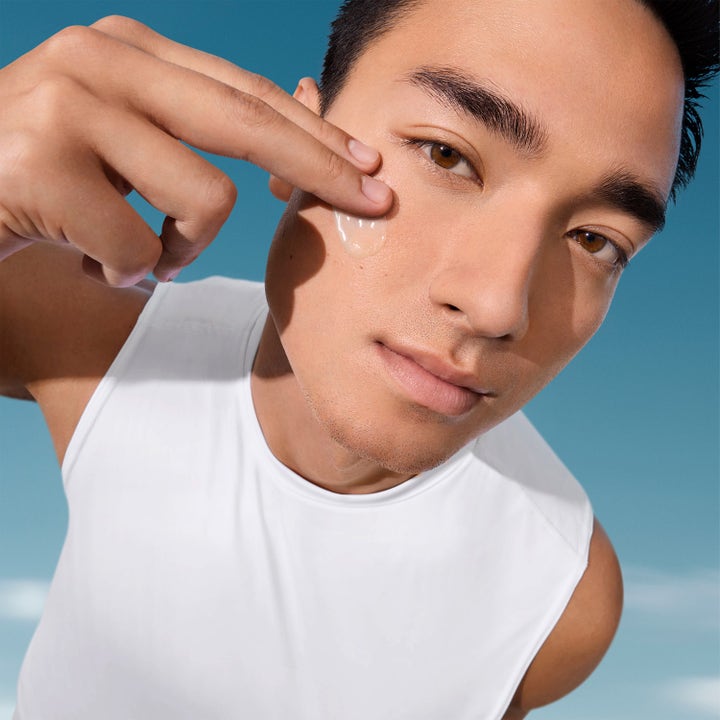 Biotherm Aquapower Advanced Gel 30 ml återfuktande ansiktskräm appliceras på huden av en man.