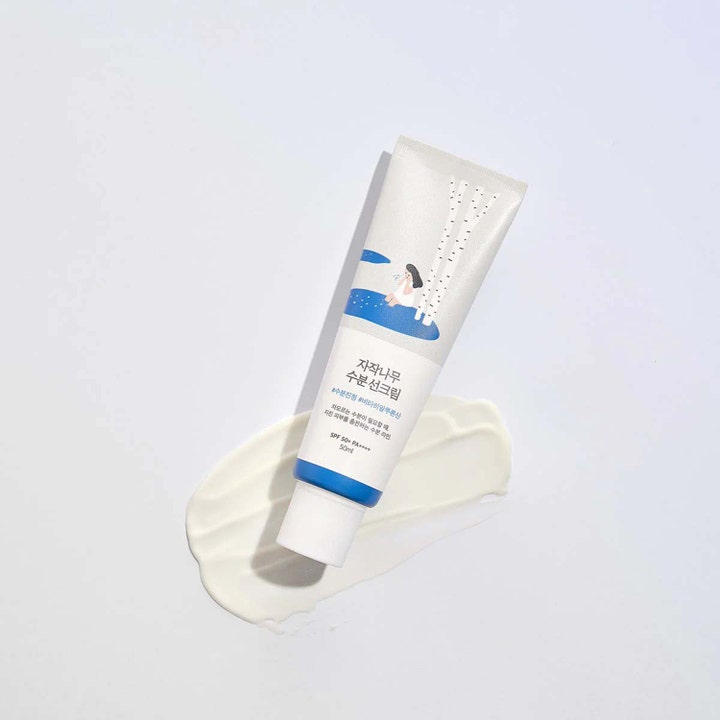 Round Lab Birch Juice Moisturizing Sunscreen 50 ml återfuktande solskydd på krämig vit textur med SPF 50