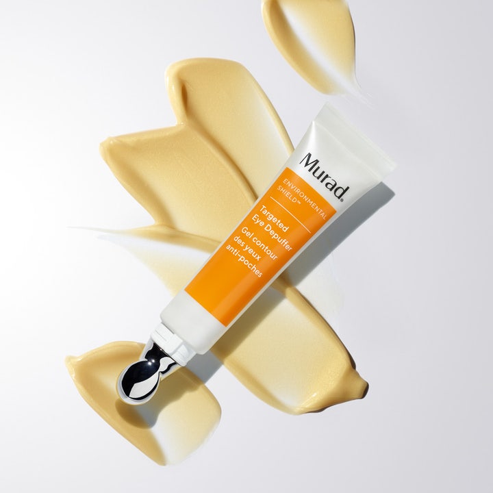 Murad Targeted Eye Depuffer 15 ml ögonkräm svullna ögon i vit tub med silvertopp på krämiga gula svep.