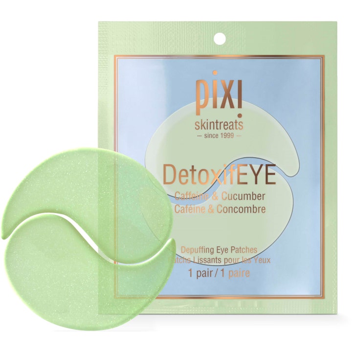 Pixi DetoxifEYE 1 par ögonmasker mot svullnad med ljust gröna glittriga patches framför en ljusgrön påse