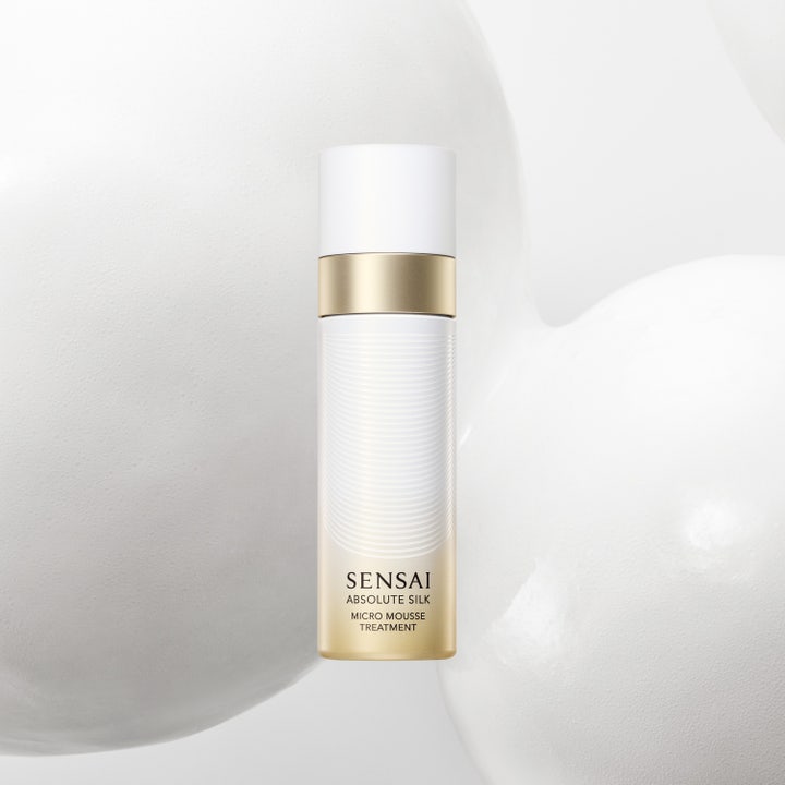 Sensai Absolute Silk Micro Mousse Treatment 90 ml djupfuktande mousse som ger lyster i vit flaska med vitt skum på hand