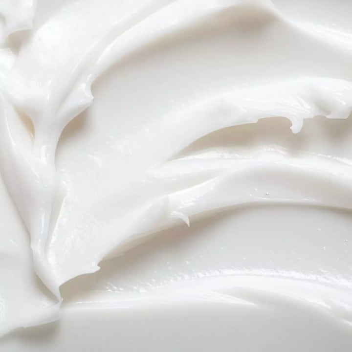 Jorgobé Niacinamide Hand Balm 65 ml återfuktande handkräm med en krämig och fyllig vit textur i mjuka svep.