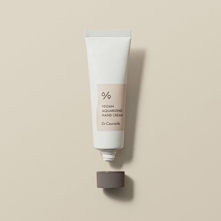 Dr. Ceuracle Vegan Aquarizing Hand Cream 50 ml närande handkräm i vit tub med ett avskruvat brunt lock