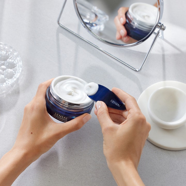 Sensai Cellular Performance Extra Intensive Mask 75 ml anti age mask krämig vit formula i blå glasburk med spatel