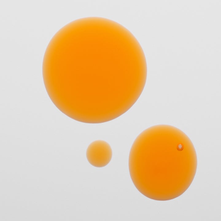 Jorgobé Bakuchiol Anti-Ageing Oil 30 ml bakuchiol anti-aging olja med tre klara orangea droppar på vit bakgrund.