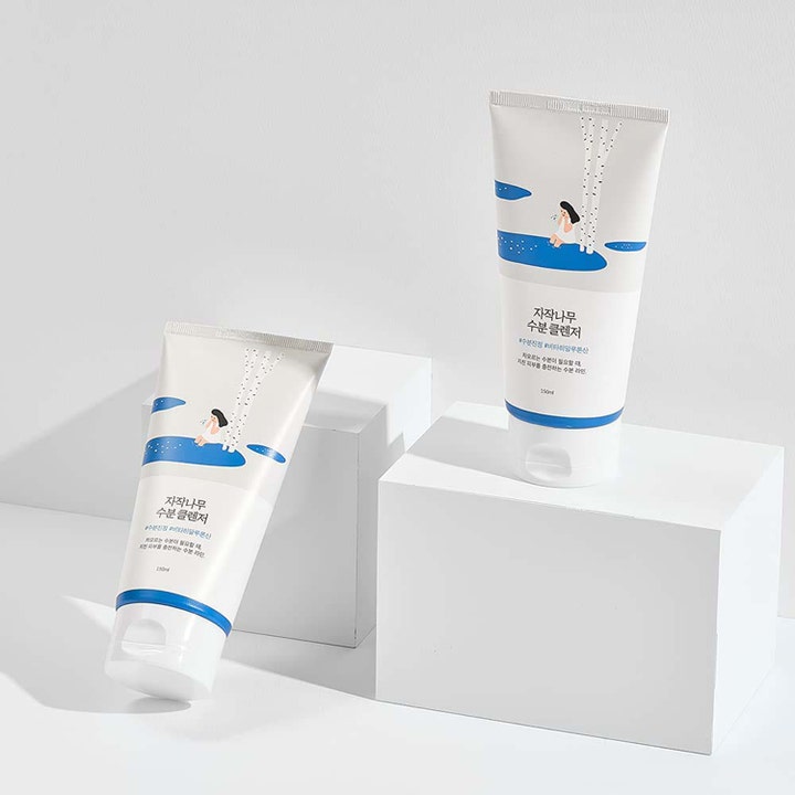 Round Lab Birch Juice Moisturizing Cleanser 150 ml björkjuice rengöringsgel i vita tuber på vita minimalistiska kuber