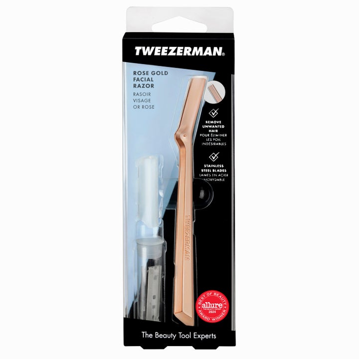 Tweezerman Rose Gold Facial Razor ansiktshyvel som tar bort oönskat hår i roséguldsfinish och svart förpackning.