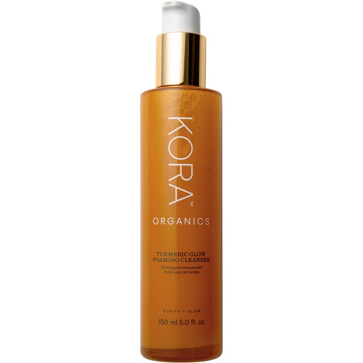 KORA Organics Turmeric Glow Foaming Cleanser 150 ml gurkmeja ansiktsrengöring i bärnstensfärgad flaska med guldpump
