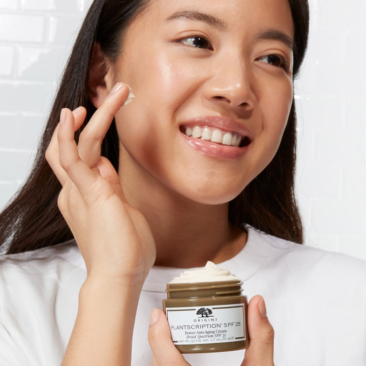 Origins Plantscription SPF25 Power Anti-Aging Cream 50 ml återfuktande ansiktskräm mot rynkor i grön burk på huden.