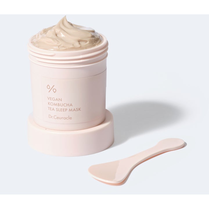 Dr. Ceuracle Vegan Kombucha Tea Sleep Mask 100 g återfuktande nattmask i rosa burk med krämig beige gel och spatel.