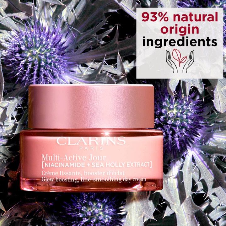 Clarins Multi-Active Jour 50 ml niacinamide ansiktskräm linjekorrigerande i rosa glasburk bland lila martorn.