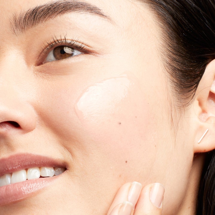 Clinique All About Eyes Rich 15 ml återfuktande ögonkräm med krämig formula som appliceras på huden vid ögat.
