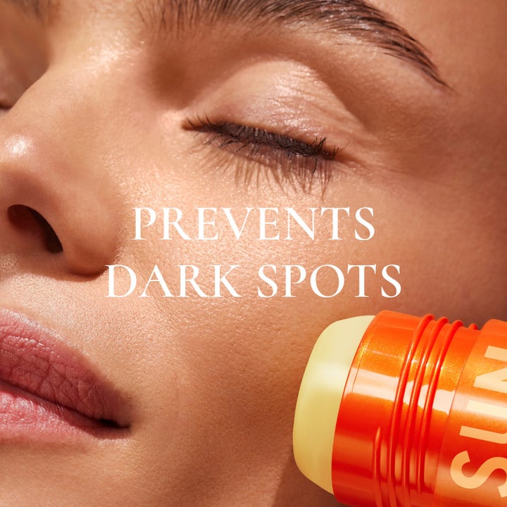Nuxe Sun Stick Serum SPF 50+ 25 g motverkar pigmentfläckar och appliceras direkt på huden från ett orange stift