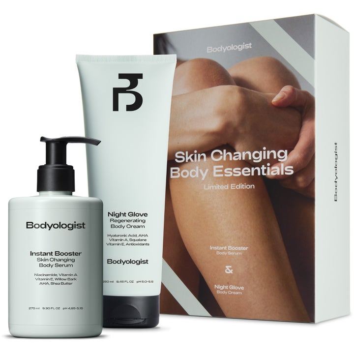 Bodyologist Skin Changing Body Essentials 275 ml och 250 ml kroppsvård i ljusgrå pumpflaska, tub och box med hudmotiv.