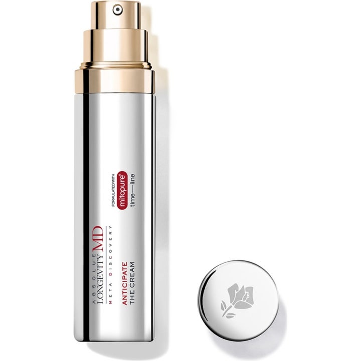 Absolue Longevity MD Anticipate The Cream förnyande ansiktskräm i elegant silverflaska med guldpump och matchande lock