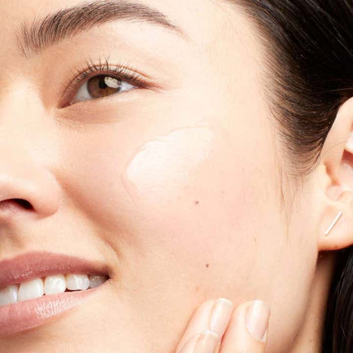 Clinique Moisture Surge 100H 125 ml återfuktande ansiktskräm med ljusrosa geltextur som appliceras för intensiv fukt.