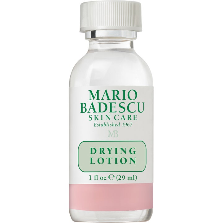 Mario Badescu Drying Lotion 29 ml mot finnar i en glasflaska med genomskinlig vätska och rosa sediment i botten