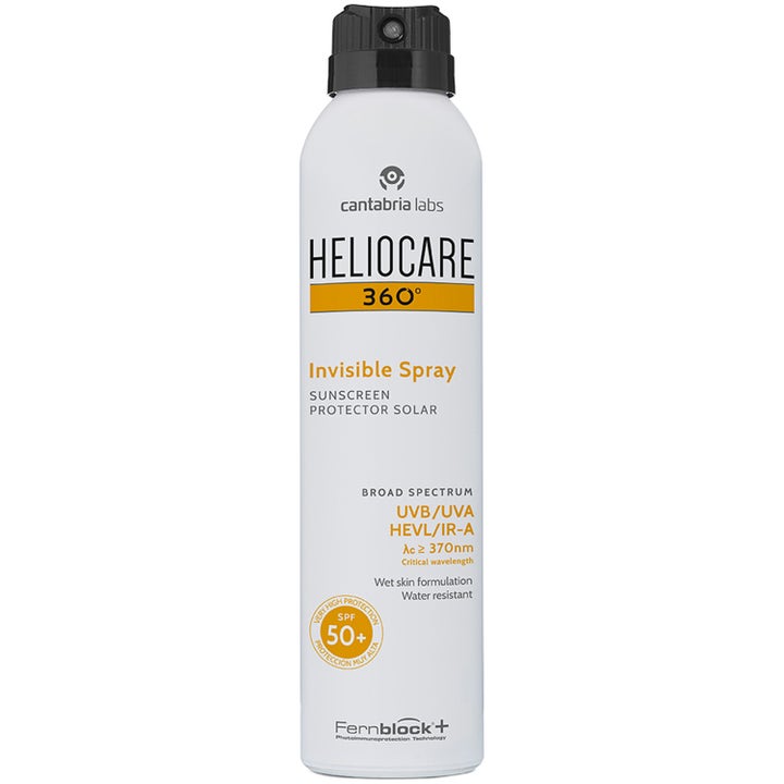 Heliocare 360 Invisible Spray solskydd spray spf 50 ger bredspektrum uv-skydd i vit flaska med svart munstycke.