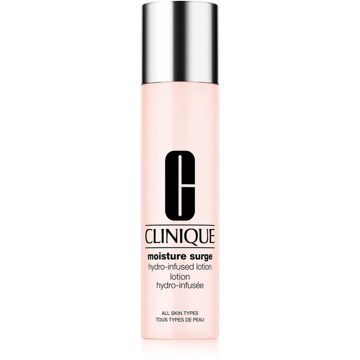 Clinique Moisture Surge Hydro-Infused Lotion djup återfuktande hudvård i en ljusrosa flaska med silverlock för alla hudtyper.