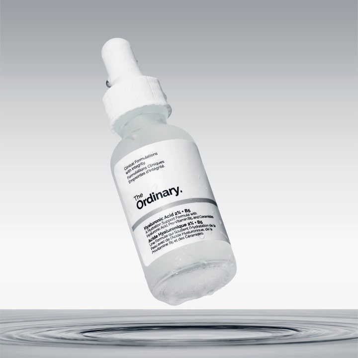 The Ordinary Hyaluronic Acid 2% + B5 60 ml dagligt fuktgivande serum i en frostad glasflaska täckt av friska vattendroppar.