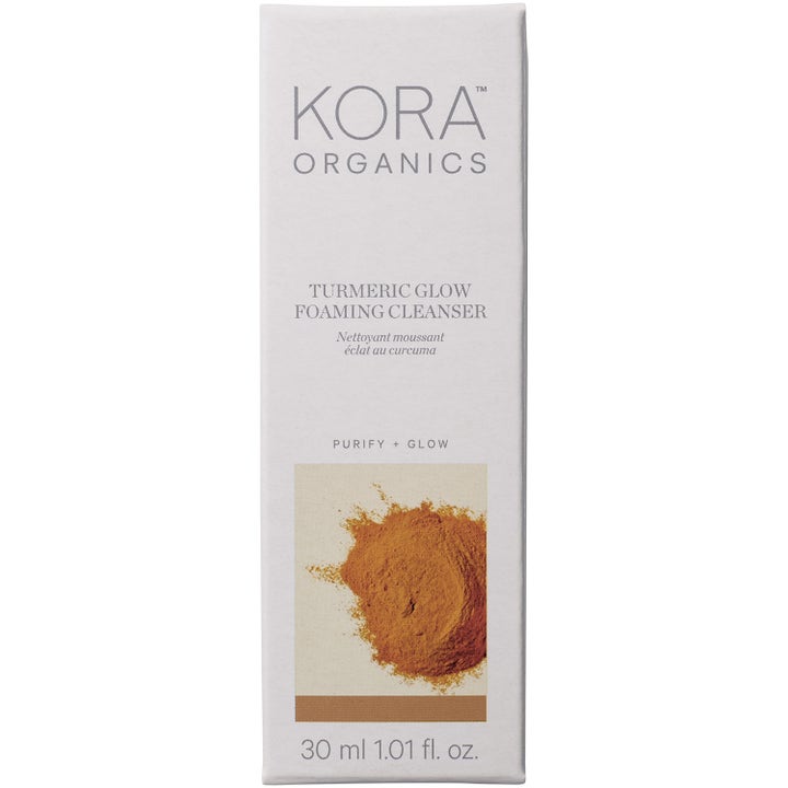 KORA Organics Turmeric Glow Foaming Cleanser 30 ml lystergivande rengöringsskum i vit kartong med bild på gurkmeja