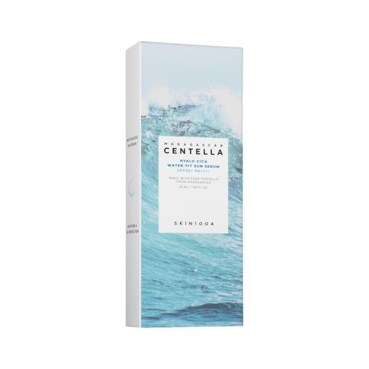 SKIN1004 Madagascar Centella Hyalu-Cica Water-Fit Sun Serum 50 ml hyaluron centella solserum SPF 50 i box med havsmotiv.