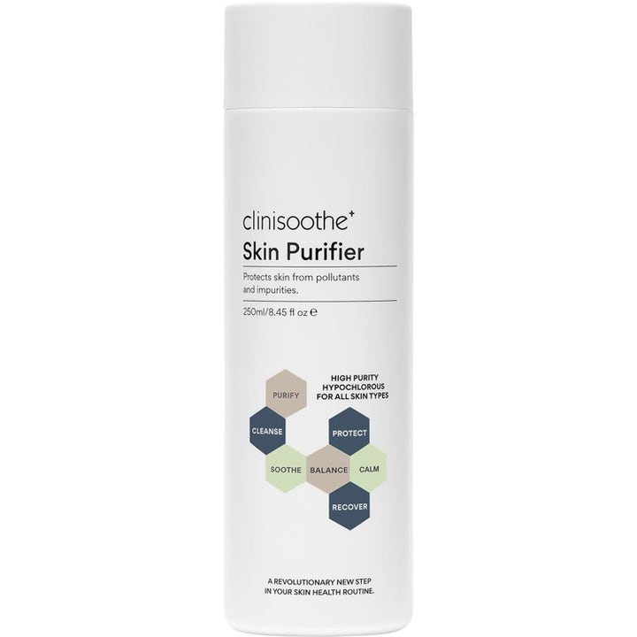 Clinisoothe+ Skin Purifier 250ml lugnande ansiktsvatten toner med hypoklorsyra mot akne i en vit flaska med hexagoner.