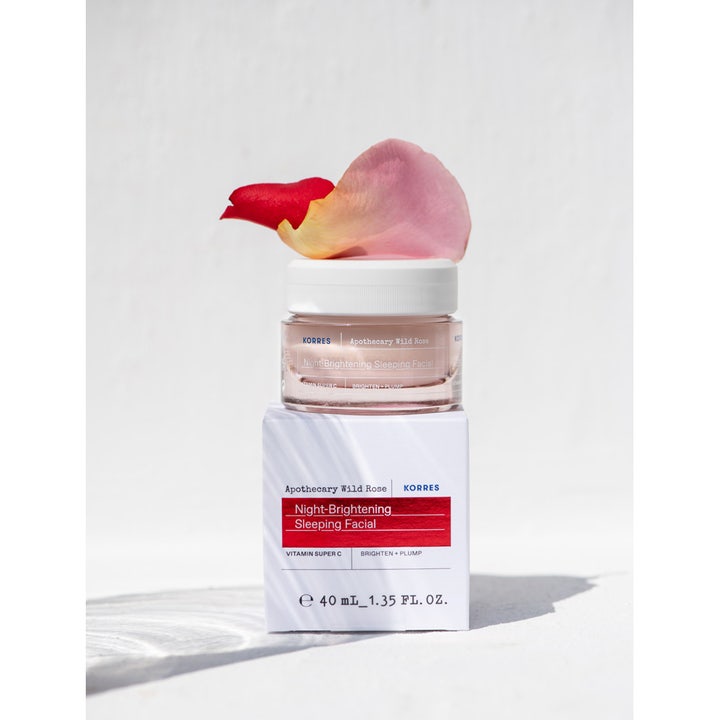 Korres Apothecary Wild Rose Sleeping Facial 40 ml ger lyster i glasburk på vit box prydd med ett rosenblad.