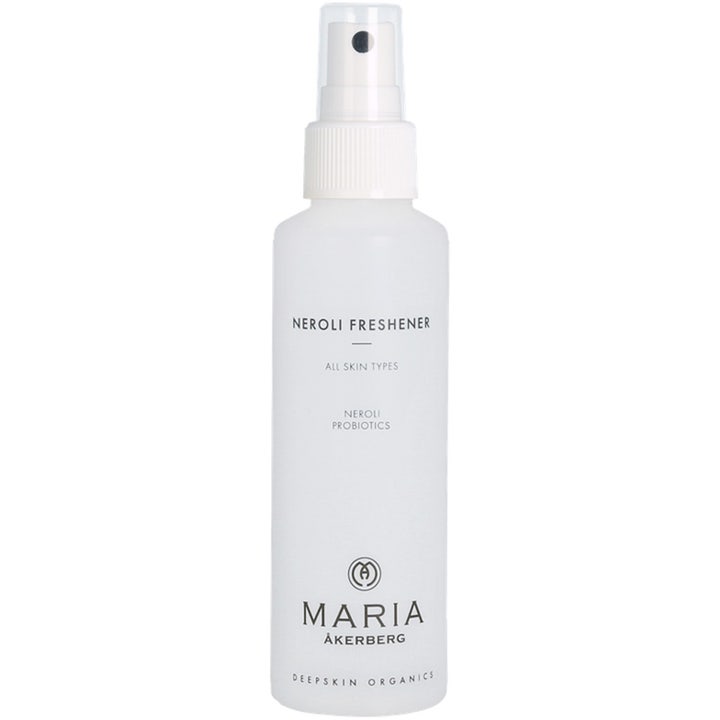 Maria Åkerberg Neroli Freshener 125 ml återfuktande ansiktsvatten med probiotika i en vit sprayflaska av plast.