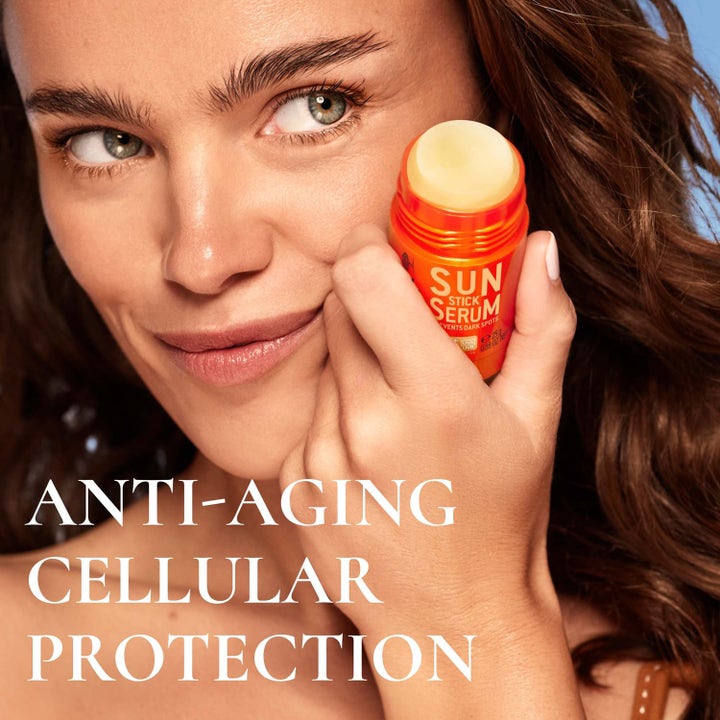Nuxe Sun Stick Serum 25 g solkräm för ansiktet appliceras av kvinna och ger Anti-Aging Cellular Protection.