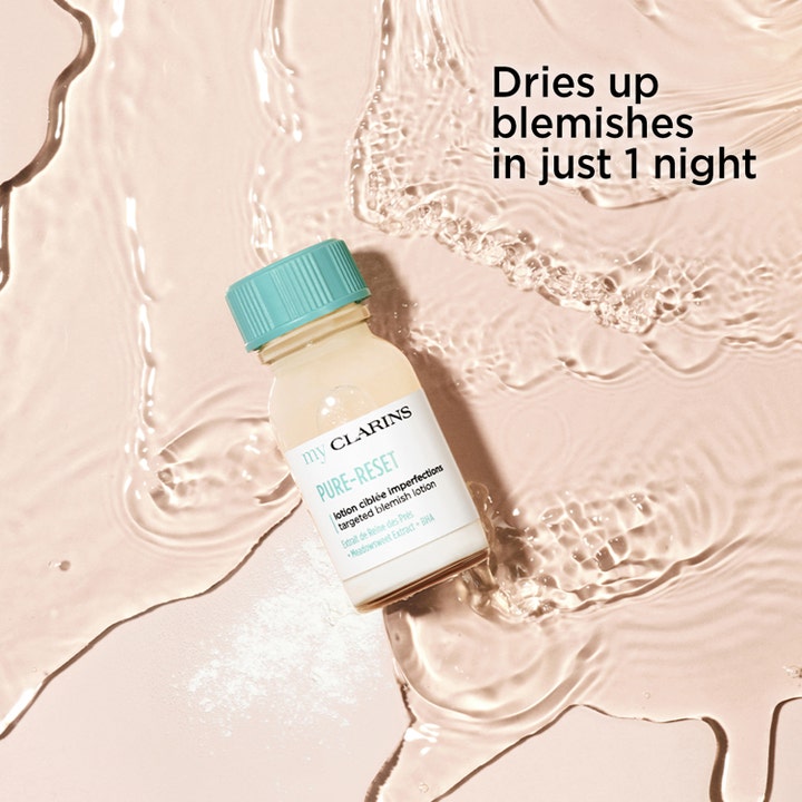 Clarins MyPure-Reset 13 ml akutbehandling finnar med BHA i liten glasflaska med turkost lock bland vattenvågor.