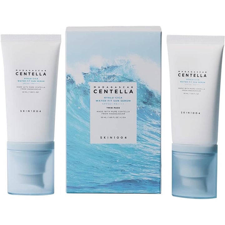 Skin1004 Madagascar Centella Hyalu-Cica Water-Fit Sun Serum 2x50 ml återfuktande solkräm i vita tuber med ljusblå pump