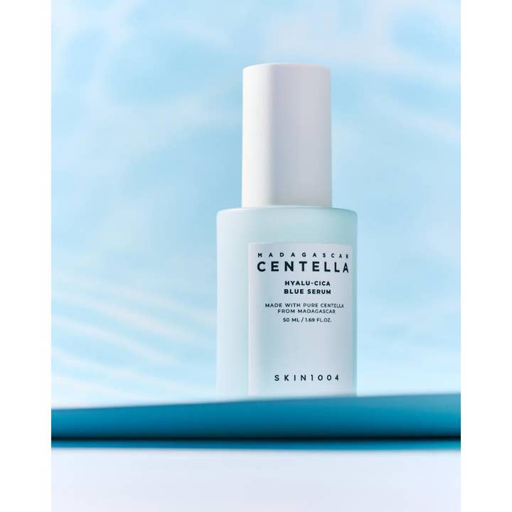 SKIN1004 Madagascar Centella Hyalu-Cica Blue Serum 30 ml återfuktande centella hyaluronsyra serum i ljusblå flaska
